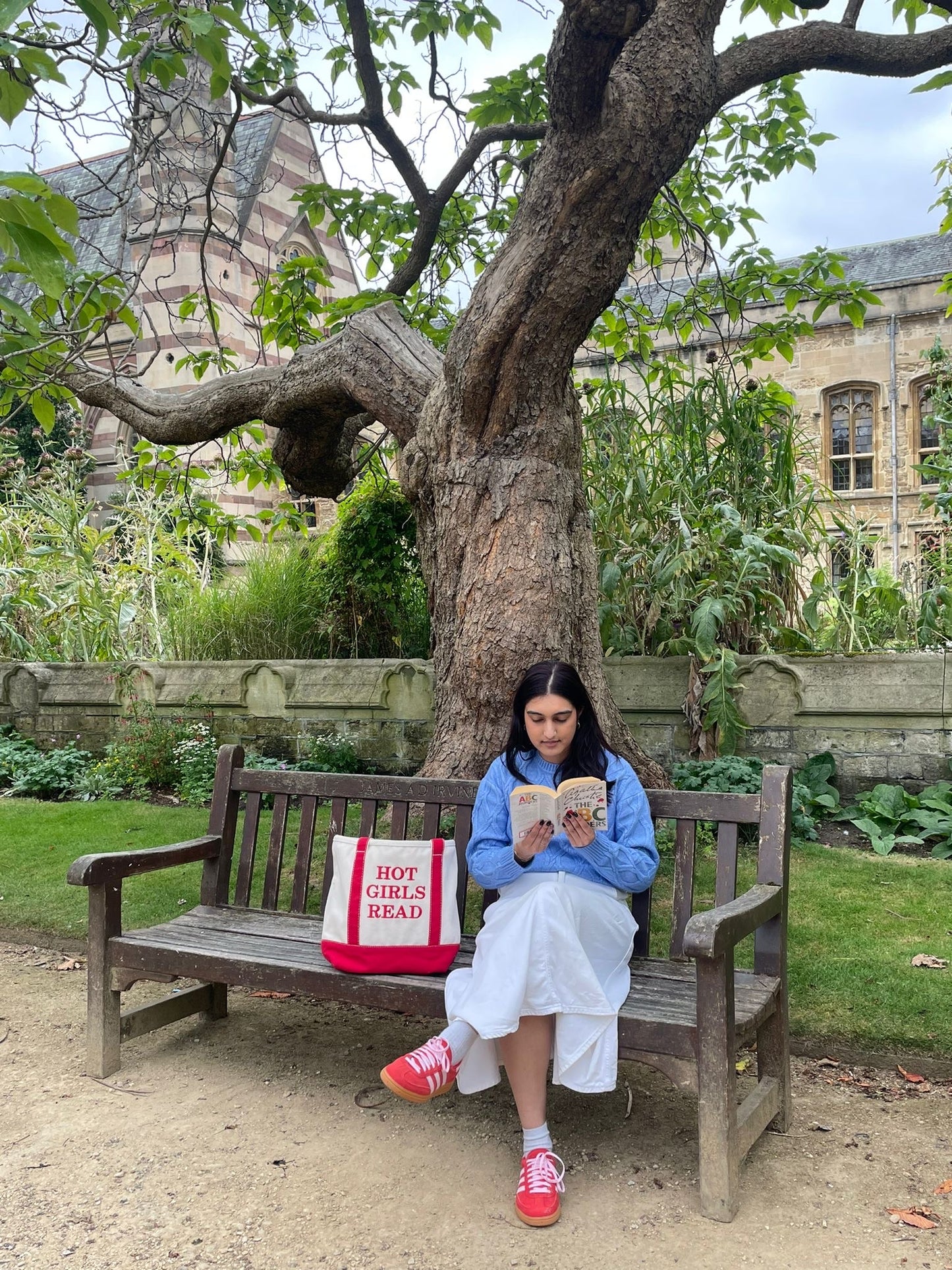 "Hot Girls Read" Tote Bag