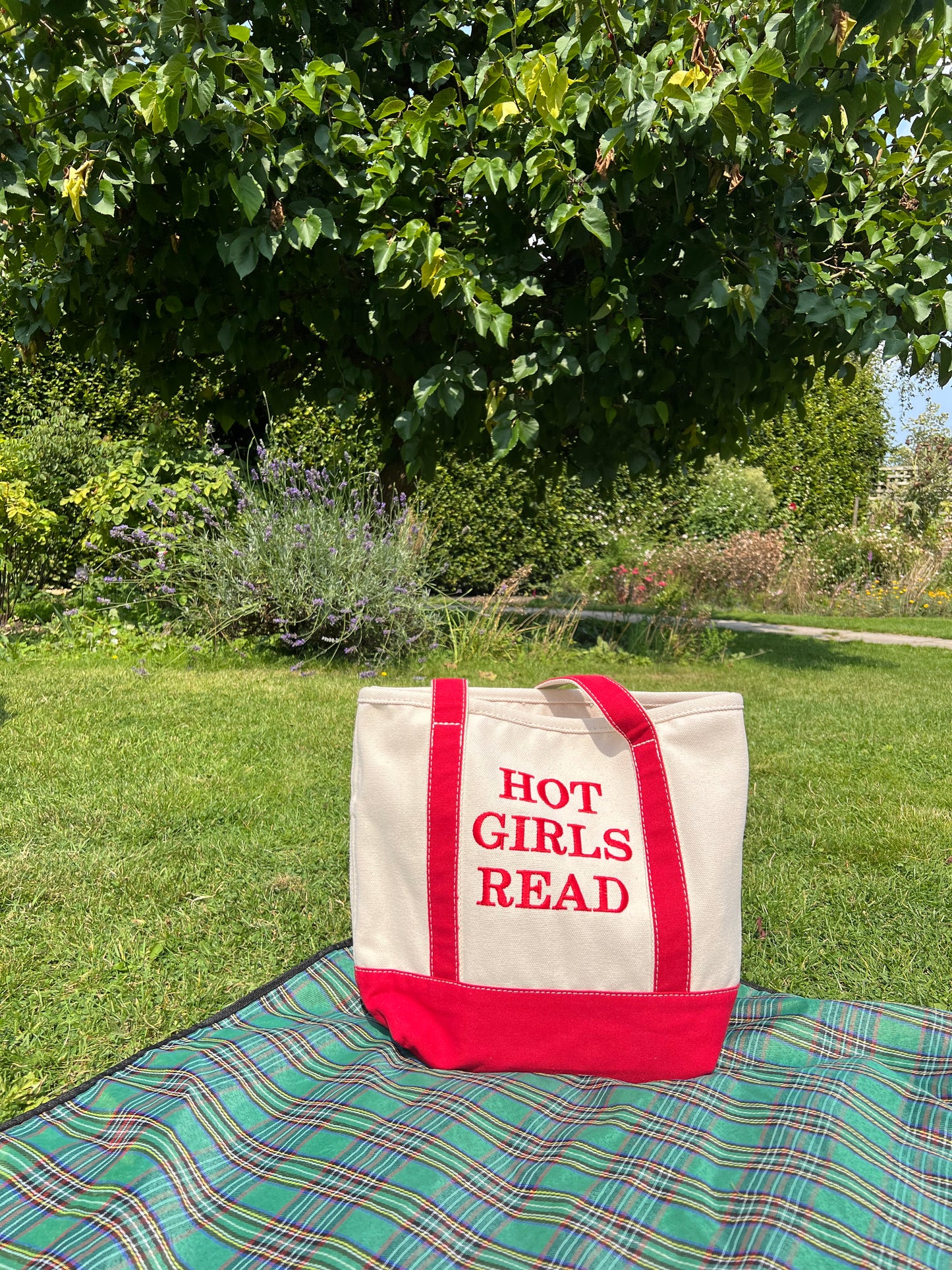 "Hot Girls Read" Tote Bag