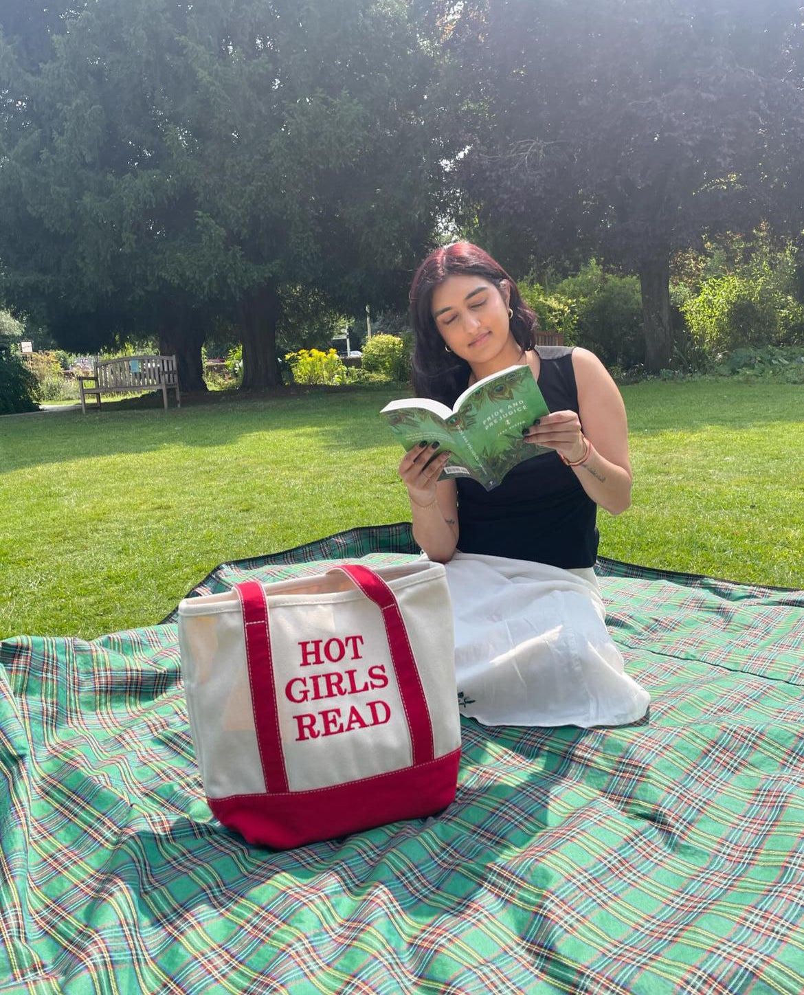 "Hot Girls Read" Tote Bag