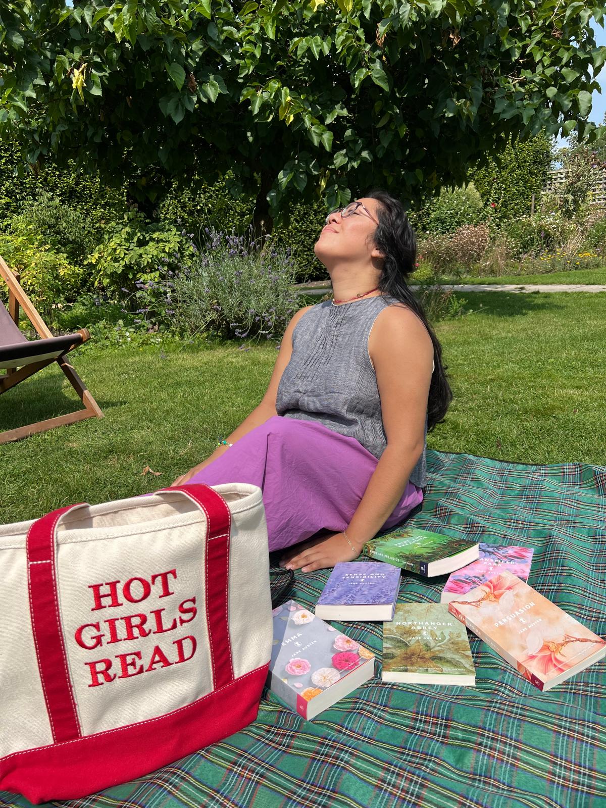 "Hot Girls Read" Tote Bag